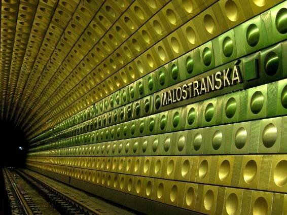 Ze záchodů unikla voda, stanice metra Malostranská byla zavřená