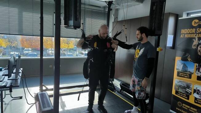Realistický seskok padákem na profesionálním armádním simulátoru s virtuální realitou v Hurricane Factory Praha