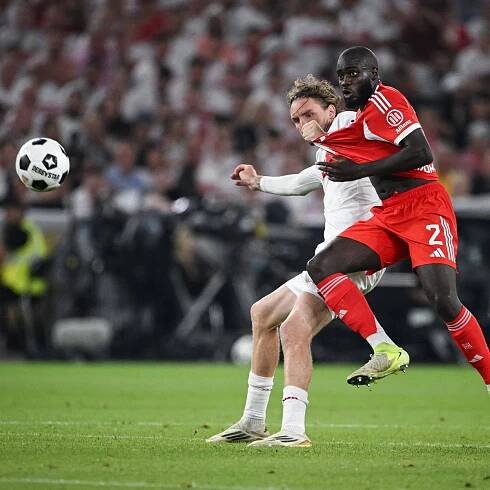 Dayot Upamecano (München) im Zweikampf mit Nick Woltemade (Stuttgart)