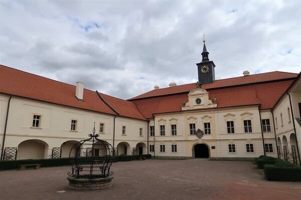 Chrast (zámek)