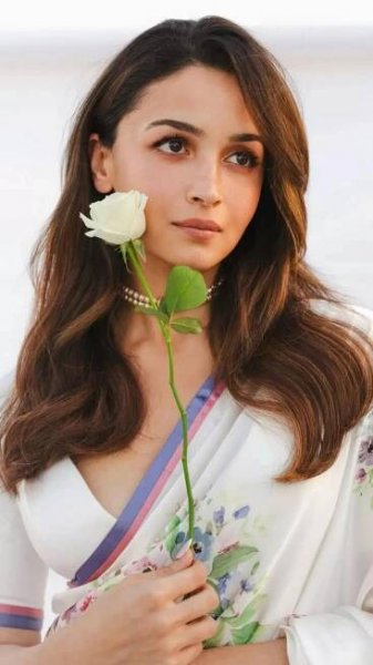 Alia Bhatt Redefines Grace in a Timeless Traditional Saree