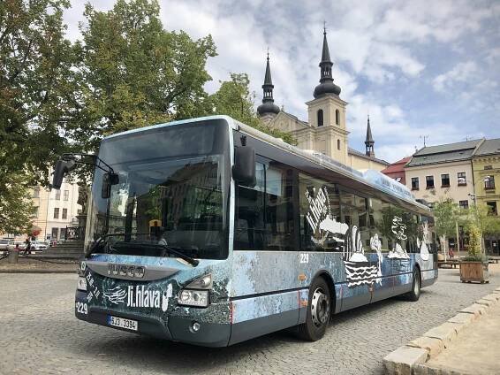 POLITICKÁ KORIDA: Měla by Jihlava zrušit celovozovou reklamu v MHD? Odpovídají zastupitelé