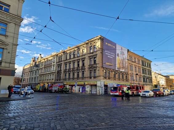 V bytě v Nuslích hořelo. Budovu museli hasiči evakuovat, zásah omezil dopravu