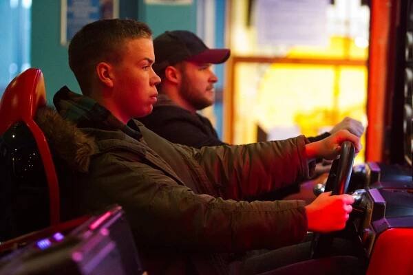 Glassland - Z filmu - Will Poulter, Jack Reynor