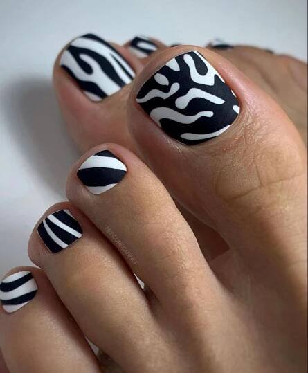Leopard Pedicure Designs, Zebra Toe Nail Designs, Black On Black Leopard Nails, Black Nails With Leopard Accent Nail, Orange Toe Nails, Toe Art Designs, Black Nails With Cheetah Accent Nail, Purple Toe Nails, Yellow Toe Nails