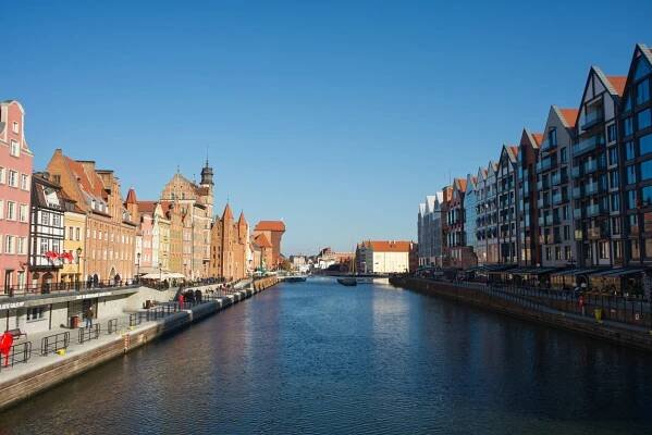 Gdaňsk z mostu přes řeku Motlawa.