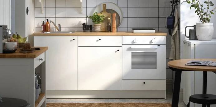 Kleine, günstige IKEA KNOXHULT Küchenzeile in weiß