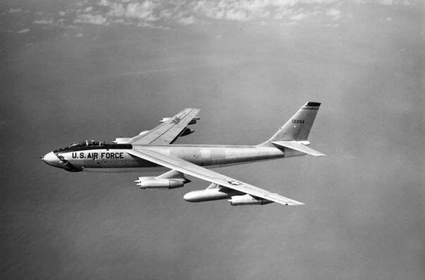 Smrtonosní giganti nebeských výšek (1): Strategické bombardéry během studené války | 100+1 zahraniční zajímavost
