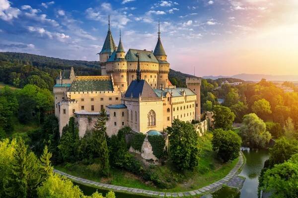Termální koupele pomáhají s ženskými i pohybovými problémy: Lázně Bojnice nabízejí léčbu i pohodu