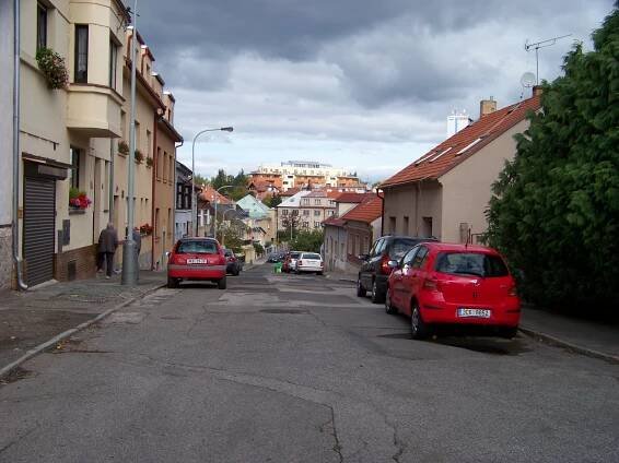 Soubor:Vokovice, Na luzích, od ulice U vokovické školy.jpg