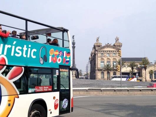 Fotografie turistického autobusu v Barceloně