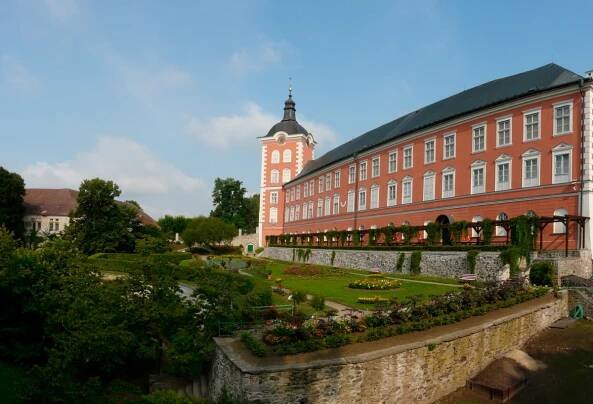Zámek: Kamenice nad Lipou