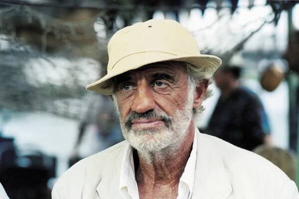 Ani v 67 letech nepotřeboval kaskadéra a po vagonech vlaku skákal sám. Ve filmu Amazonka chránil Belmondo mimozemšťanku