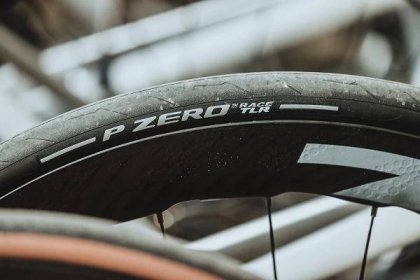 Pirelli představuje nový P ZERO Race TLR, nejrychlejší bezdušový plášť z řady plá�šťů pro silniční kola - Cyklo Žitný