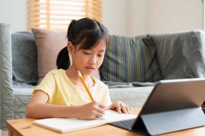 Asian little girl doing homework, learning, student using digital tablet. Homeschooling, Concept online learning at home — Stock obrázek