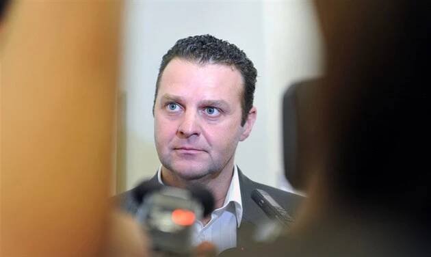 Léky zdarma a trest smrti, slibuje podnikatel. V jeho firmě sedí komunista Ondráček