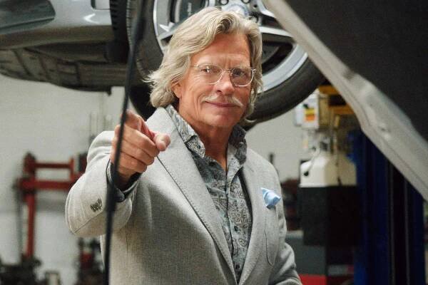 Thomas Haden Church as Phil in season 2, episode 5 of 'Tires'