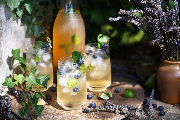 Čistá voda často žízeň nezažene a limonády z obchodů bychom pít neměli, protože jsou plné cukru a barviv. Připravte si domácí limonády, které chutnají skvěle. 