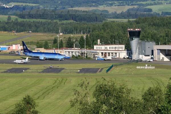 Karlovarský kraj chce rozšířit letiště v roce 2026, miliardová investice cílí na velká letadla - Zdopravy.cz