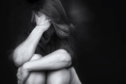 Mladá žena pláče domácího násilí — Stock obrázek