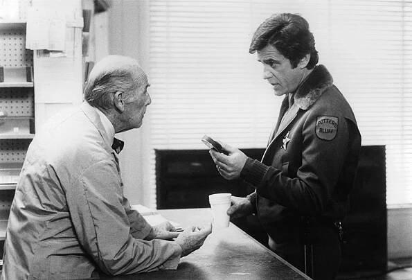 Mrtví a pohřbení - Z filmu - Bill Quinn, James Farentino