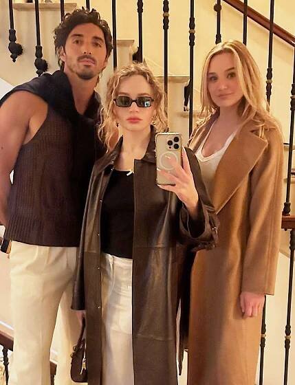Joey King takes a mirror selfie with sister Hunter and Taylor Zakhar Perez