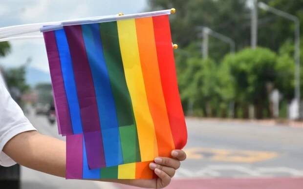 Galerie: VIDEO: „Láska je láska.“ Policisté představili svůj LGBT „křižník hrdosti“ - Fotka 2 - Echo24.cz