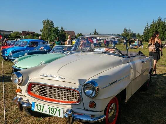 Spořická šedesátka: historická vozidla vyrazila na trasu Krušnými horami