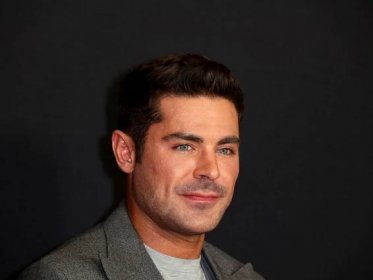 Zac Efron pays an emotional tribute to Matthew Perry as he is recognised on Hollywood Walk of Fame