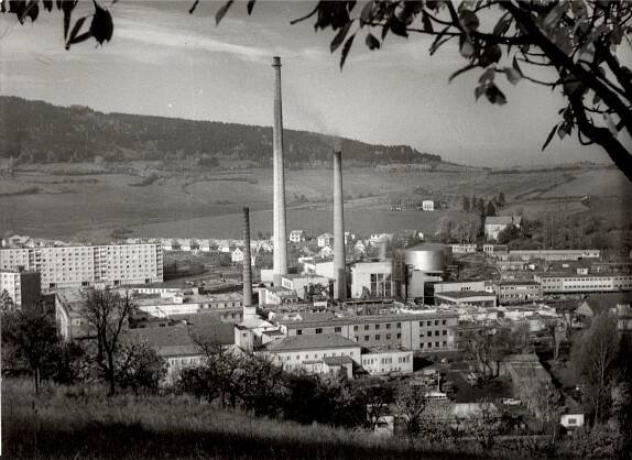 Komín slavné sirkárny Solo Sušice šel k zemi, odstřelu přihlížely davy místních