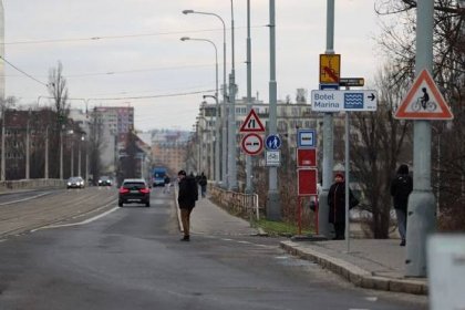 Demolice Libeňského mostu začala! K zemi jde část soumostí v havarijním stavu