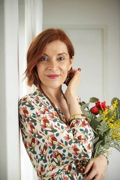 Portrait de femme entrepreneur avec fleurs