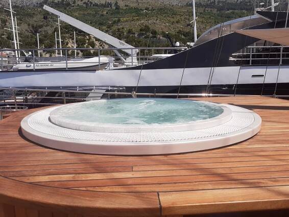 Jacuzzi na brodu sa strojarnicom ispod