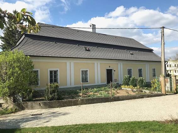 Soubor:Overview of rectory in Rokytnice nad Rokytnou, Třebíč District.jpg