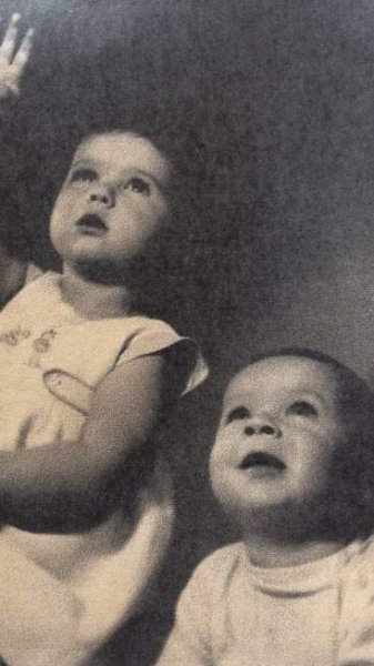 Fotografie Evy Benešové a jejího bratra Petra, která visela ve výloze Topičova salónu. 