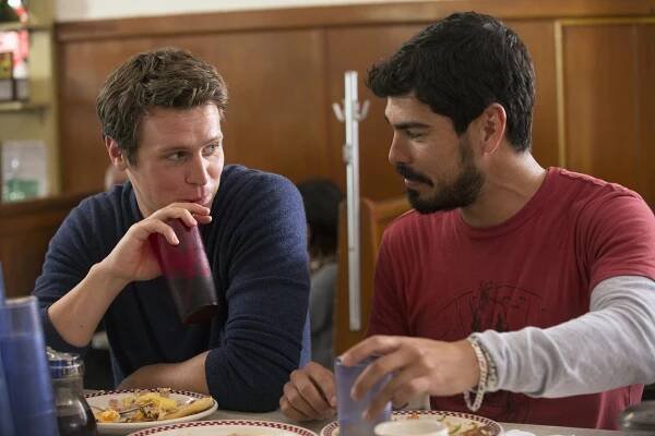 Hledání - Looking for the Future - Z filmu - Jonathan Groff, Raúl Castillo