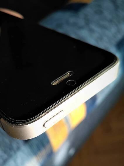 Prodám iPhone SE 64Gb, Space Grey za 8 000 CZK - 10/2017 - Apple Bazar