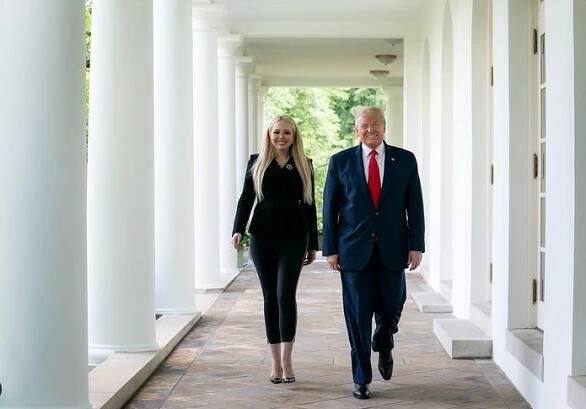 Trumpova druhá dcera si užívá luxusu. Cigárko na balkoně hotelu pro pracháče