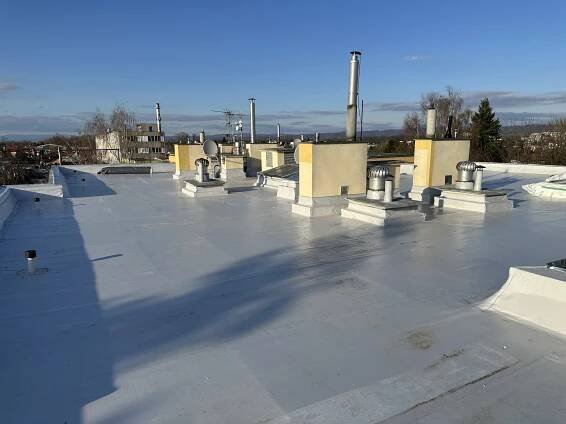 Roofman - Střechy a stavby na klíč| Rekonstrukce střechy BD Olomouc Lazce, hydroizolace PVC Bauder, zateplení EPS