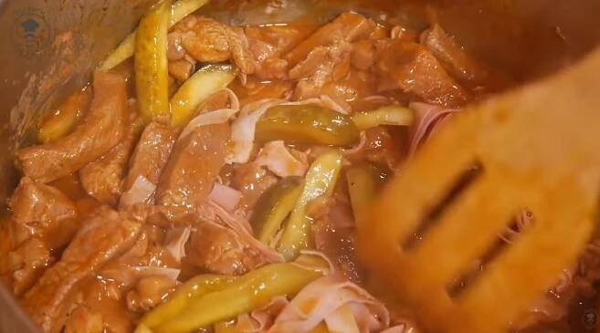 Tradiční pivovarský tokáň z vepřového masa s pivem a šunkou