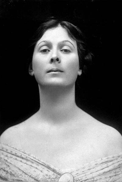 Soubor:Isadora Duncan portrait cropped.jpg – Wikipedie
