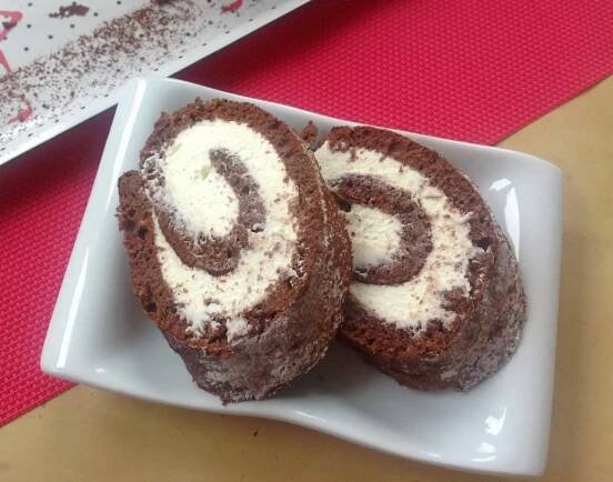 Kakaová roláda se smetanovým mascarpone - Víkendové pečení