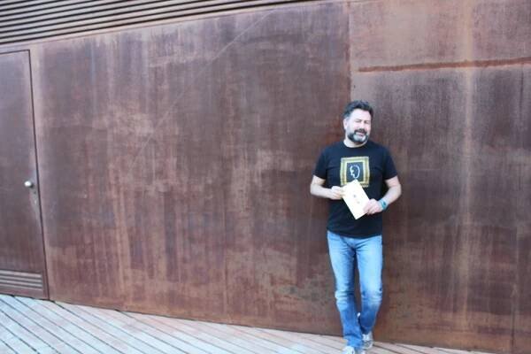 El poeta, Antonio Aguilar, habla para Melones el Abuelo