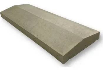 Betonová stříška na zídky a plotové dílce – průběžná sedlová hladká (50 × 18 cm) Barva: Přírodní