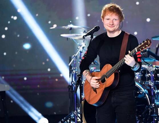 Ed Sheeran měl problémy s policií. Uprostřed koncertu mu vypnuli mikrofon