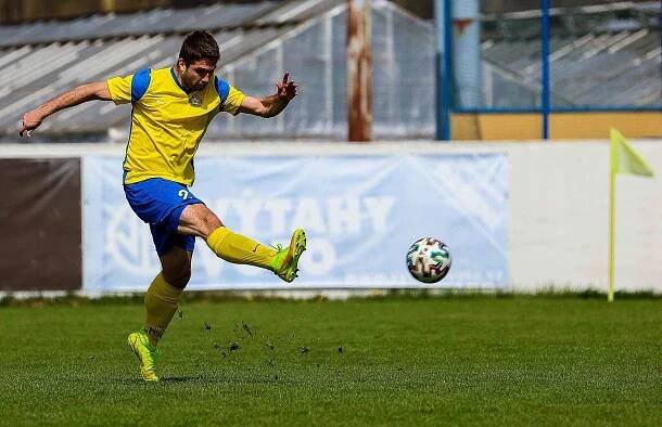 Fotbalisté SK SENCO Doubravka (na archivním snímku hráči ve žlutých dresech) porazili v závěrečném kole letošní sezony domácí Sedlčany 5:1.