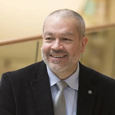 Photo of reviewer Carlos del Rio