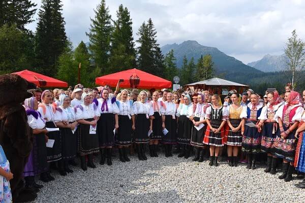 Lúčnica in Tatry – Singing at Štrbské pleso (mountain lake in High Tatras) – Lúčnica