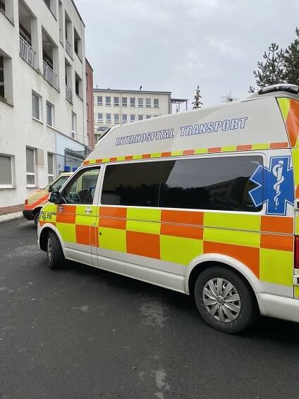 Nemocnice v Chebu a Sokolově kolabují, sanitky převezly pacienty jinam