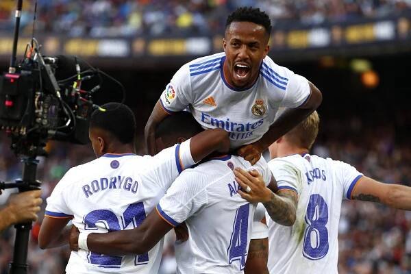 El Clásico vyhrali futbalisti Realu Madrid nad Barcelonou 2:1. Úvodný gól zápasu strelil Alaba po...